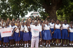 Okyeame Kwame gifts climate clock to UAE ambassador before COP 28