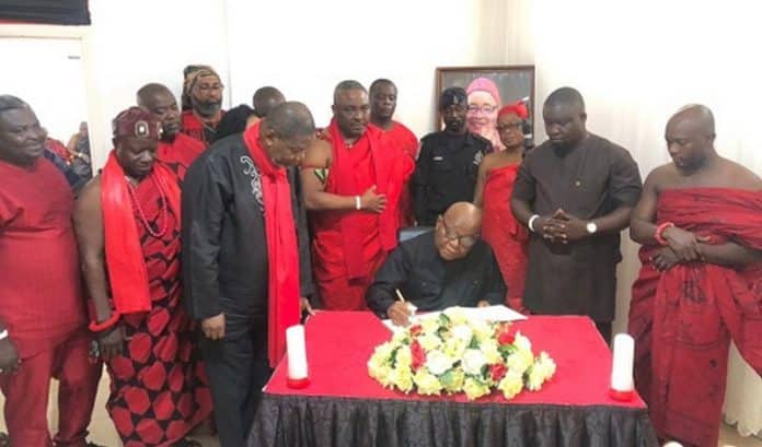 Former Speaker Mike Oquaye signs book of condolence for Ga Manye