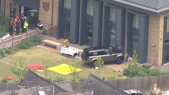 Several people hurt as car hits Wimbledon Primary School