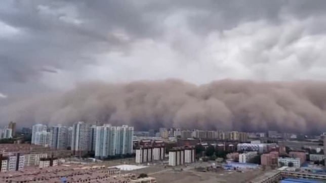 Massive sandstorm with 300-foot-high dust clouds completely covers city