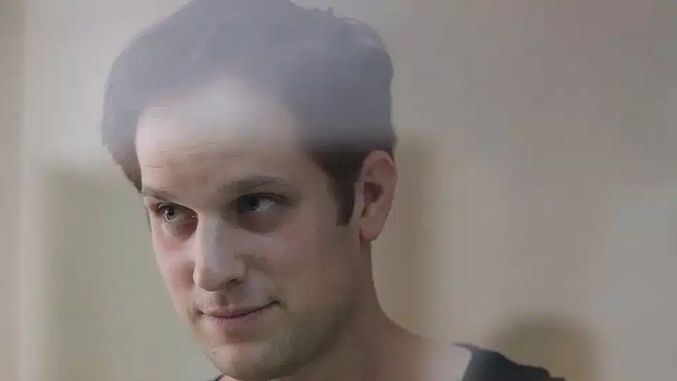 US diplomat in Russia meets with detained US reporter