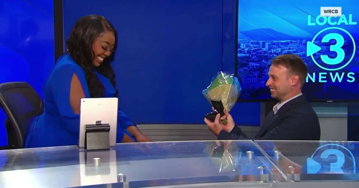 Tennessee news anchor receives a marriage proposal on-set