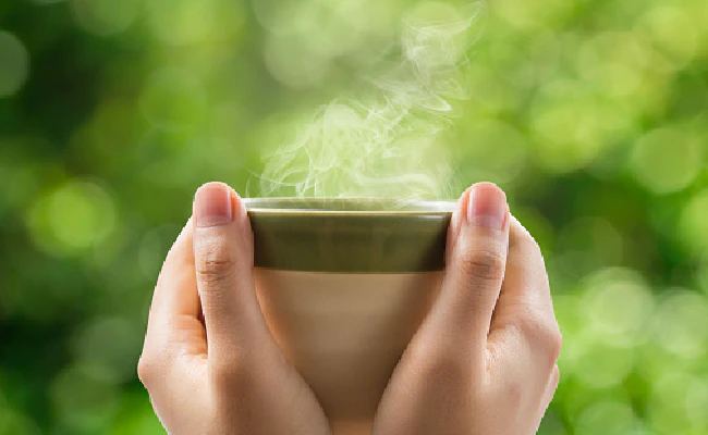5 bad effects of drinking hot water too frequently