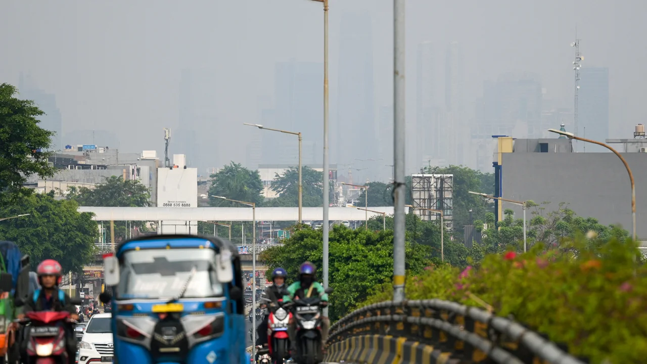 Jakarta forces public employees to work remotely to combat rising pollution