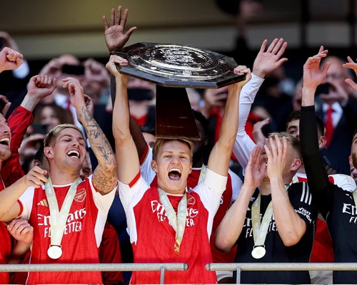 Arsenal claim Community Shield in win against treble winners, Man Utd
