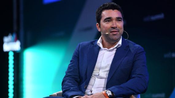 Barcelona officially names Deco as sporting director for the next 3 years