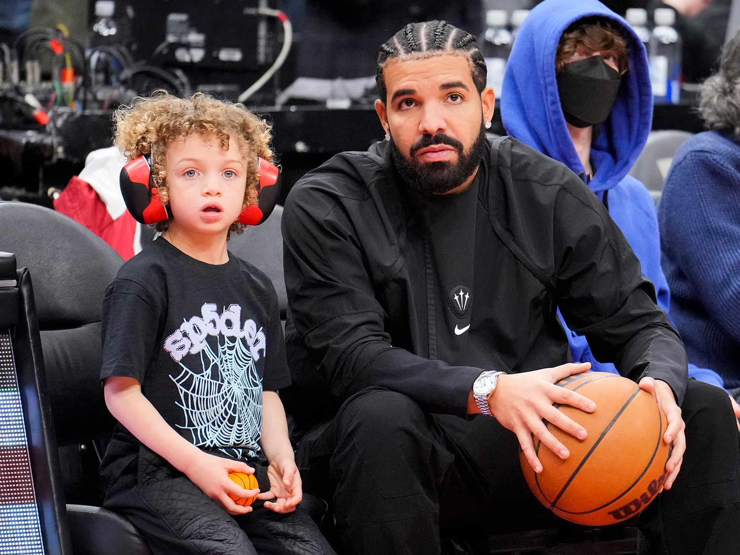 Drake warns audience against throwing bras on stage because of his 5-year-old son
