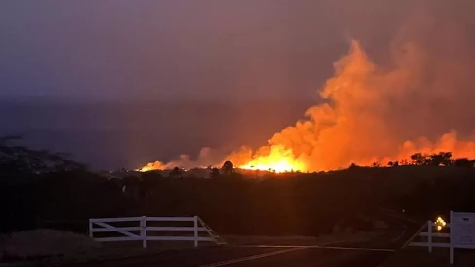 Hawaii wildfires: Residents run towards ocean to escape fires