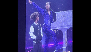 Alicia Keys’ son ‘bodyguards’ his mom on stage