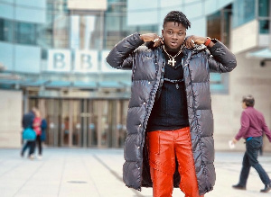 Netizens descend on Kuami Eugene for choice of outfit at father’s funeral