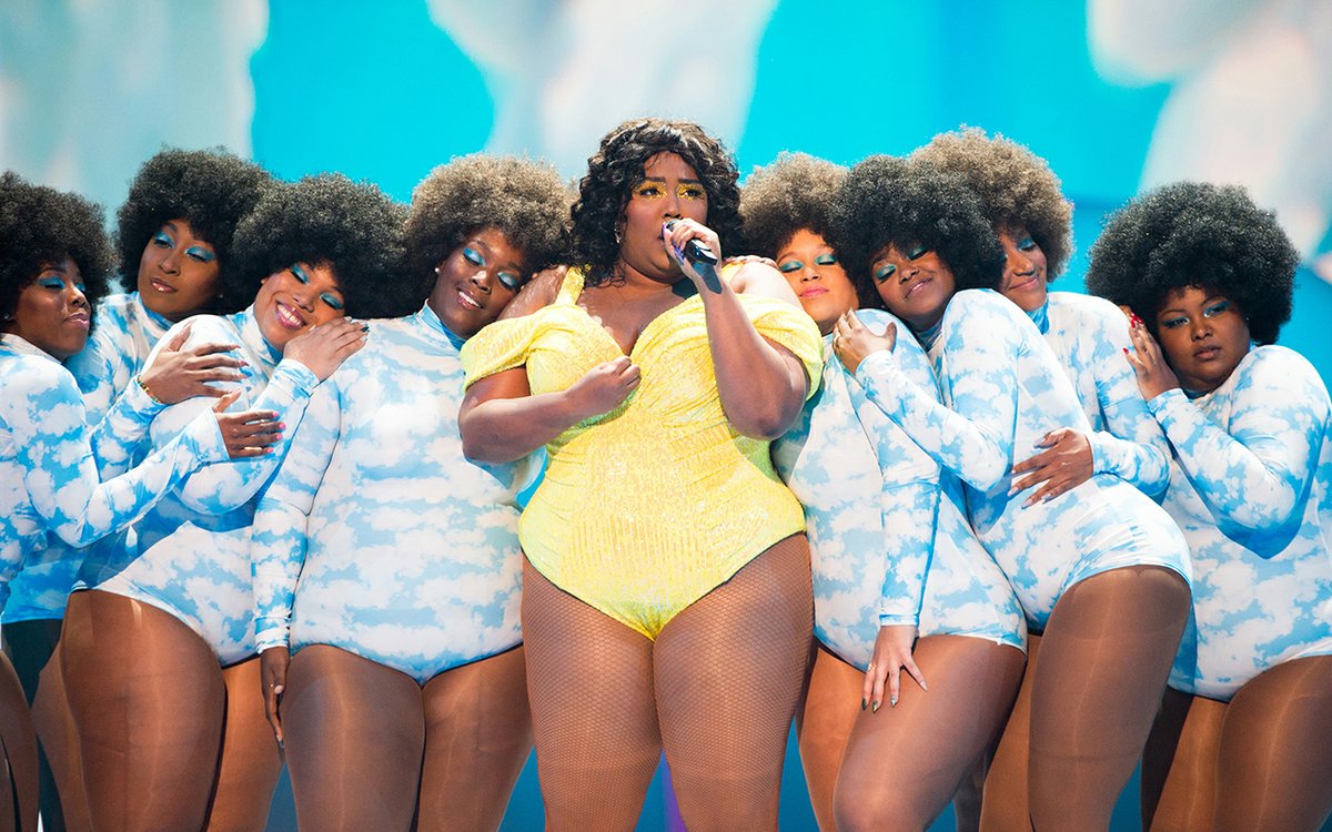 Lizzo’s dance crews publicly express their solidarity with her amidst the lawsuit