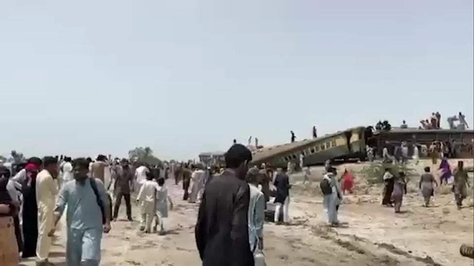 15 killed, dozens injured in Pakistan train accident