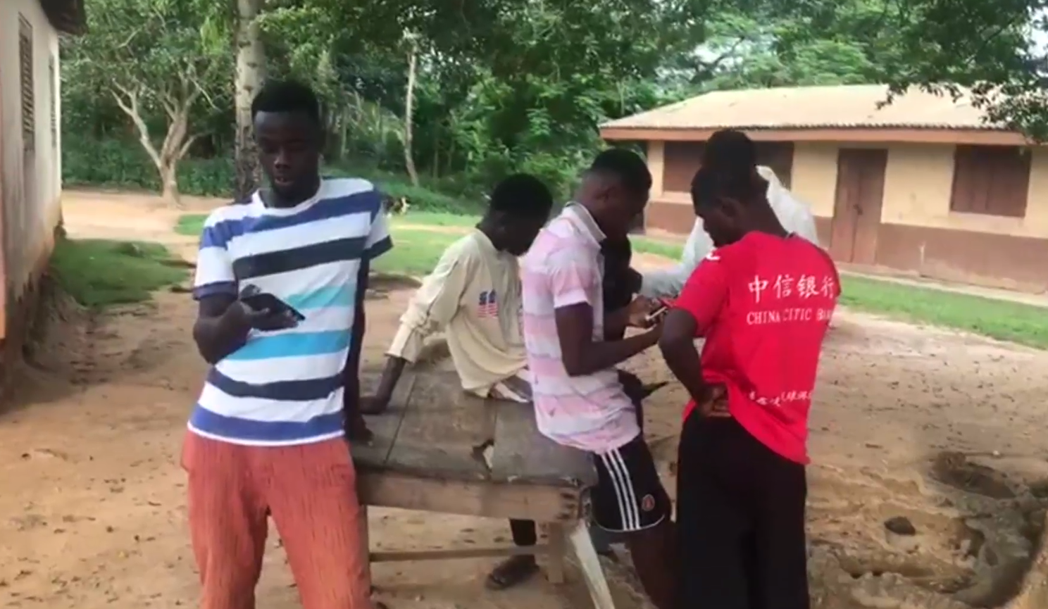 Residents of Kyenkyenase-Kwamekrom calls on govt over poor telecommunication service