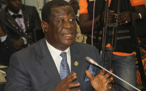 Roads Minister slams staff of his outfit; labels them as thieves, corrupt 