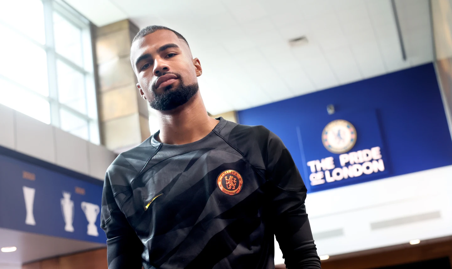 Chelsea sign goalie Robert Sanchez for £25m