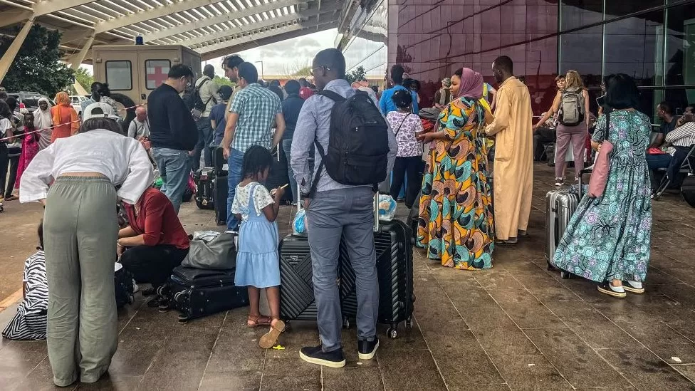 Niger: First evacuees from the UK land safely in France