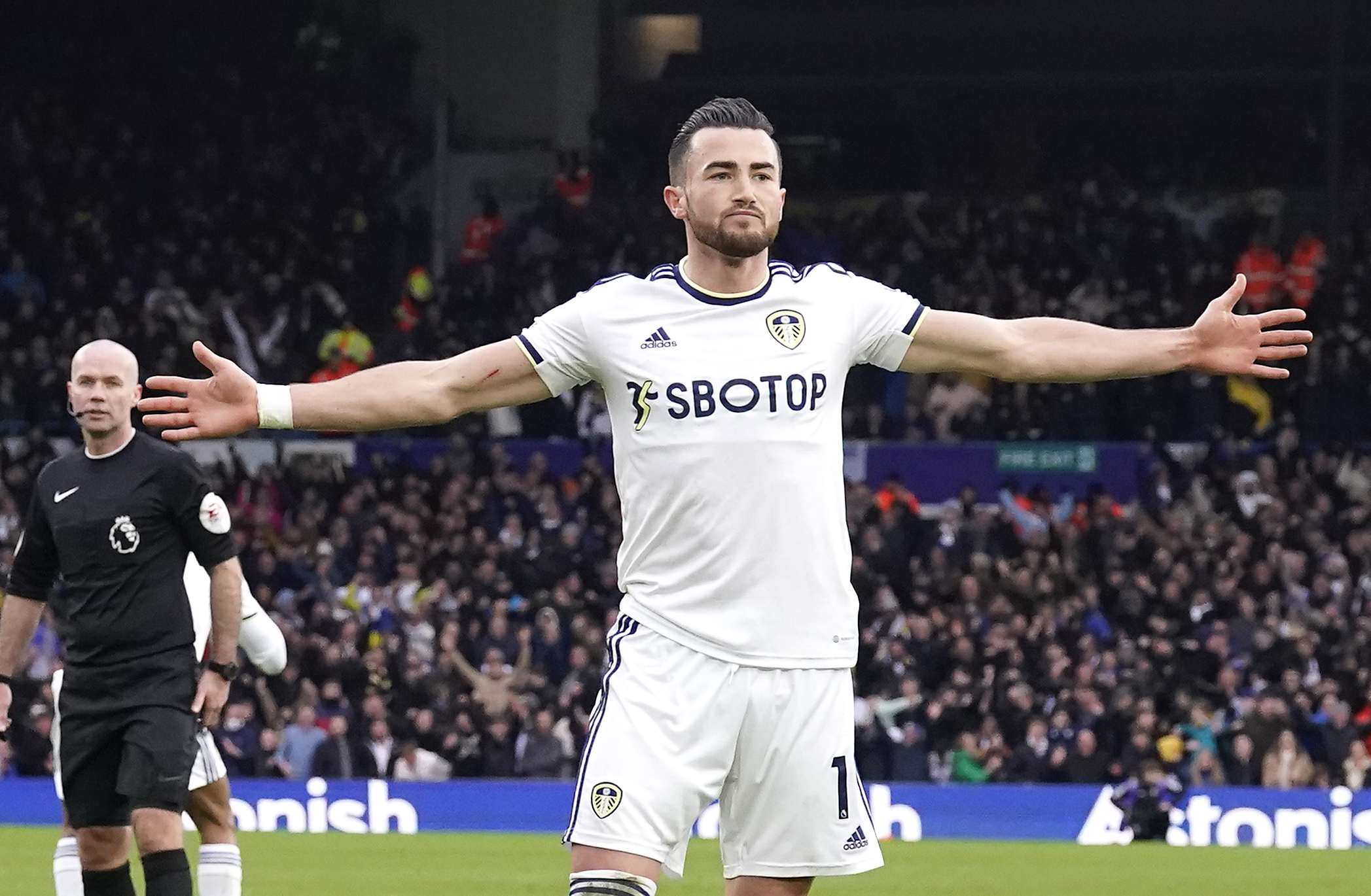 Leeds loan defender Jack Harrison to  Everton
