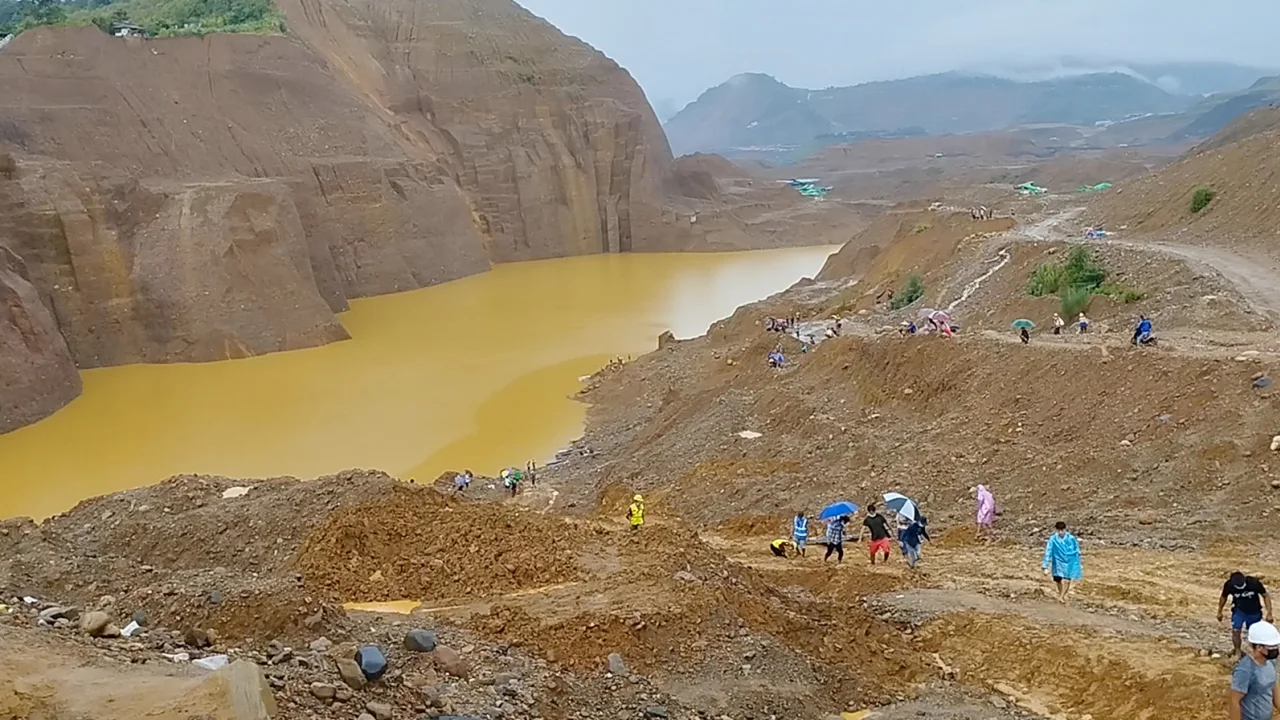32 die following landslip at jade mine in Myanmar