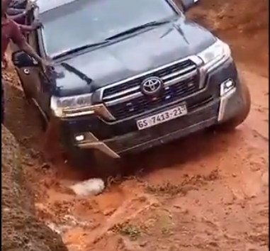 Fix bad roads: Bawumia’s convoy ‘trapped’ after falling into a ditch at Asempaneye
