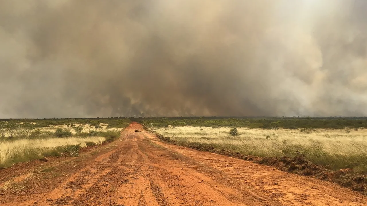 Massive blaze burns through central Australia close to  well-known tourist town