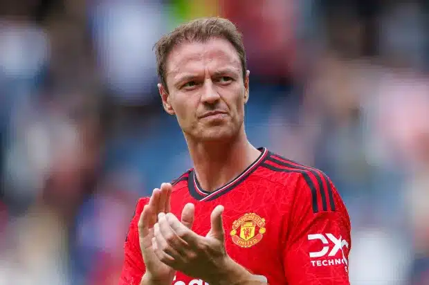 Jonny Evans signs one-year contact with Man United