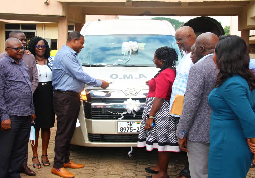 Obuasi residents receive 15-seater brand new Toyota Hiace bus from OMA