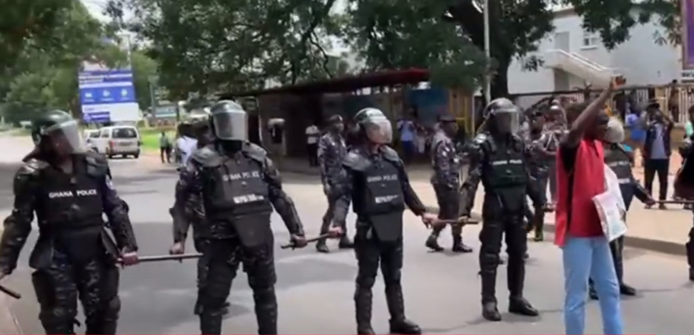 #OccupyJulorbiHouse protestors chant national anthem as police set human barricade