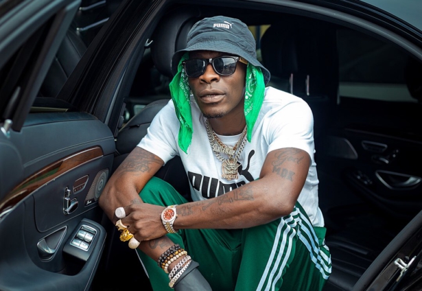 Shatta Wale generously showers money on enthusiastic Kumasi fans