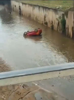 Taxi Driver drives vehicle into Odaw River at Alajo
