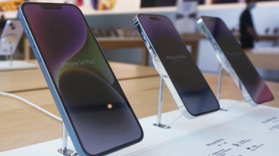 Apple shares decline following news of iPhone ban in China