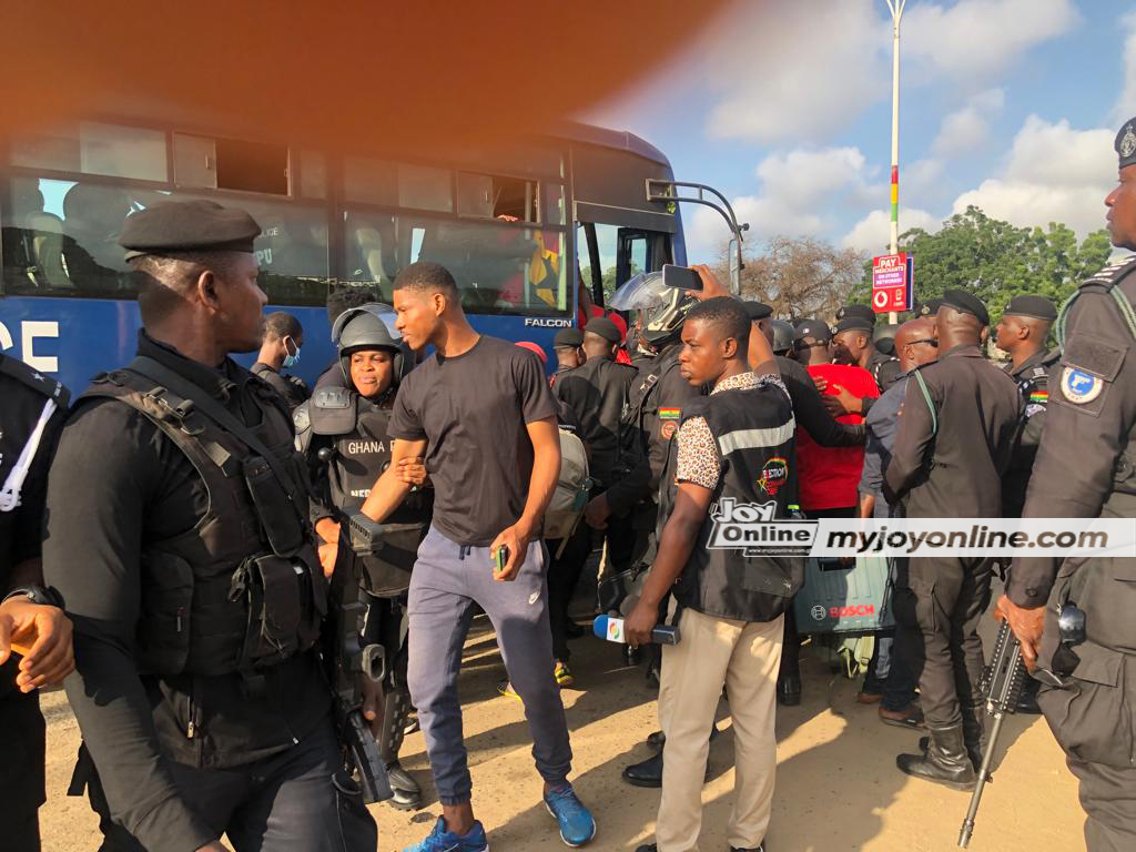 Police throng jubilee house after arrest of #OccupyJulorBiHouse protestors