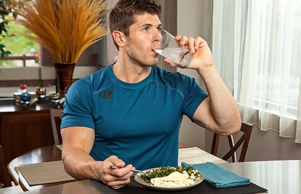 Disadvantages of drinking water while eating