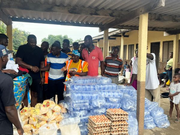 Akosombo Dam spillage: John Dumelo supports victims with relief items