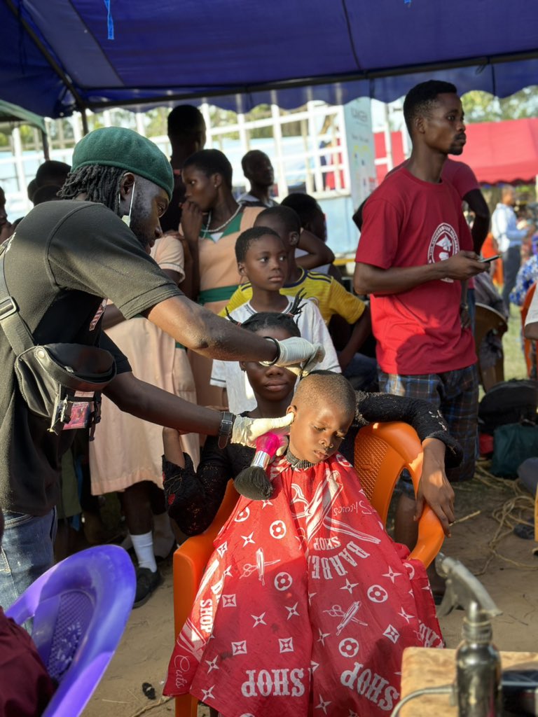 Photos: Barbers and Salon owners offer free haircut to dam spillage victims