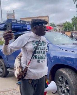 One police van, 4 officers and an AK47 supervise solo protest in Accra