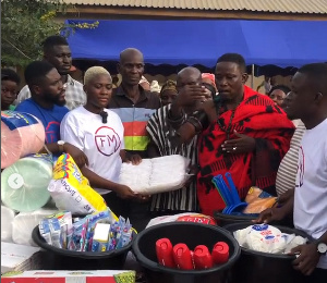 Fella Makafui supports victims of the Akosombo Dam Spillage with relief items