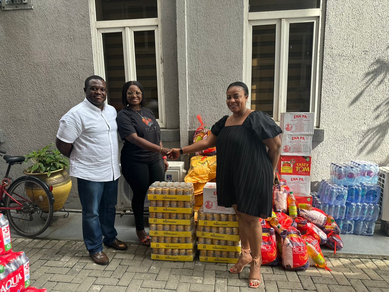 Akosombo Dam-induced flood victims receive GHC10,000, other items from Dzata Foundation, Sam George