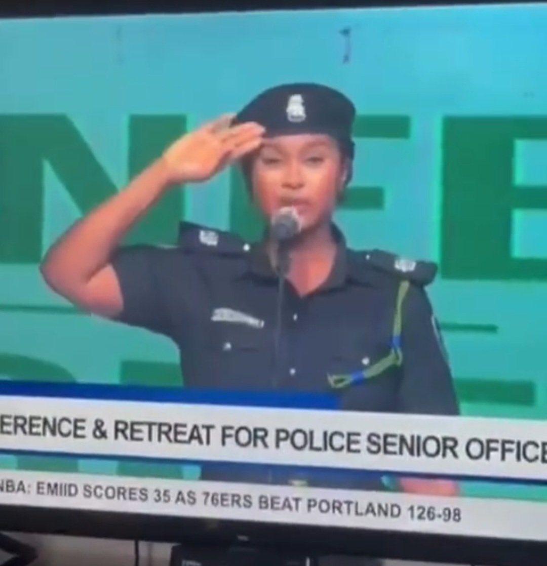 Beautiful police officer forgets lyrics to national anthem at public event