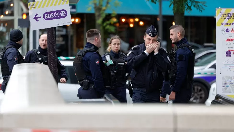 Veiled woman shot by Paris police after receiving threats