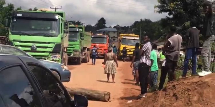 Samsam: Residents block road to prevent tipper truck drivers from plying