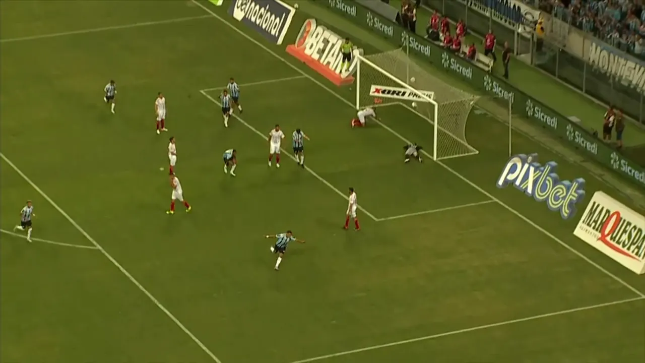 ‘Ageing like a fine wine’ as Suarez scores thrilling 30-yard free-kick for Gremio