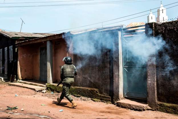 Guinea junta detains 12 journalists for protesting – reports