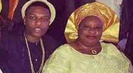 VIDEO: Wizkid breaks down in tears at late mother’s candlelight procession