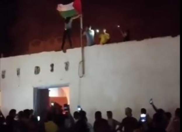 Tunisian protesters cause damage to a historic synagogue
