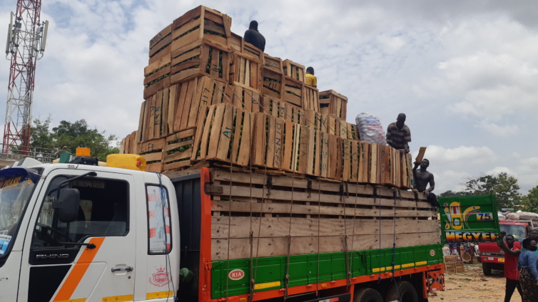 Truck drivers stranded at Niger borders now surviving through  menial jobs – GSA