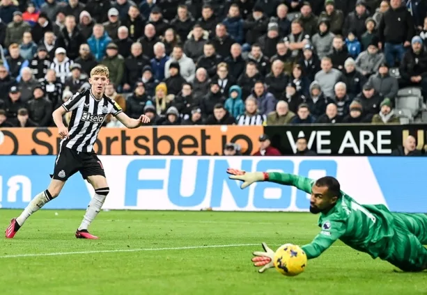 Newcastle thrash 10-man Chelsea