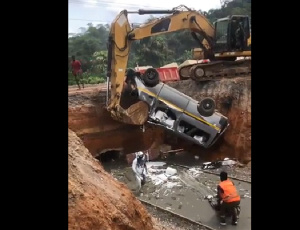 Tarkwa Highway: Vehicle carrying paints runs into road contractors