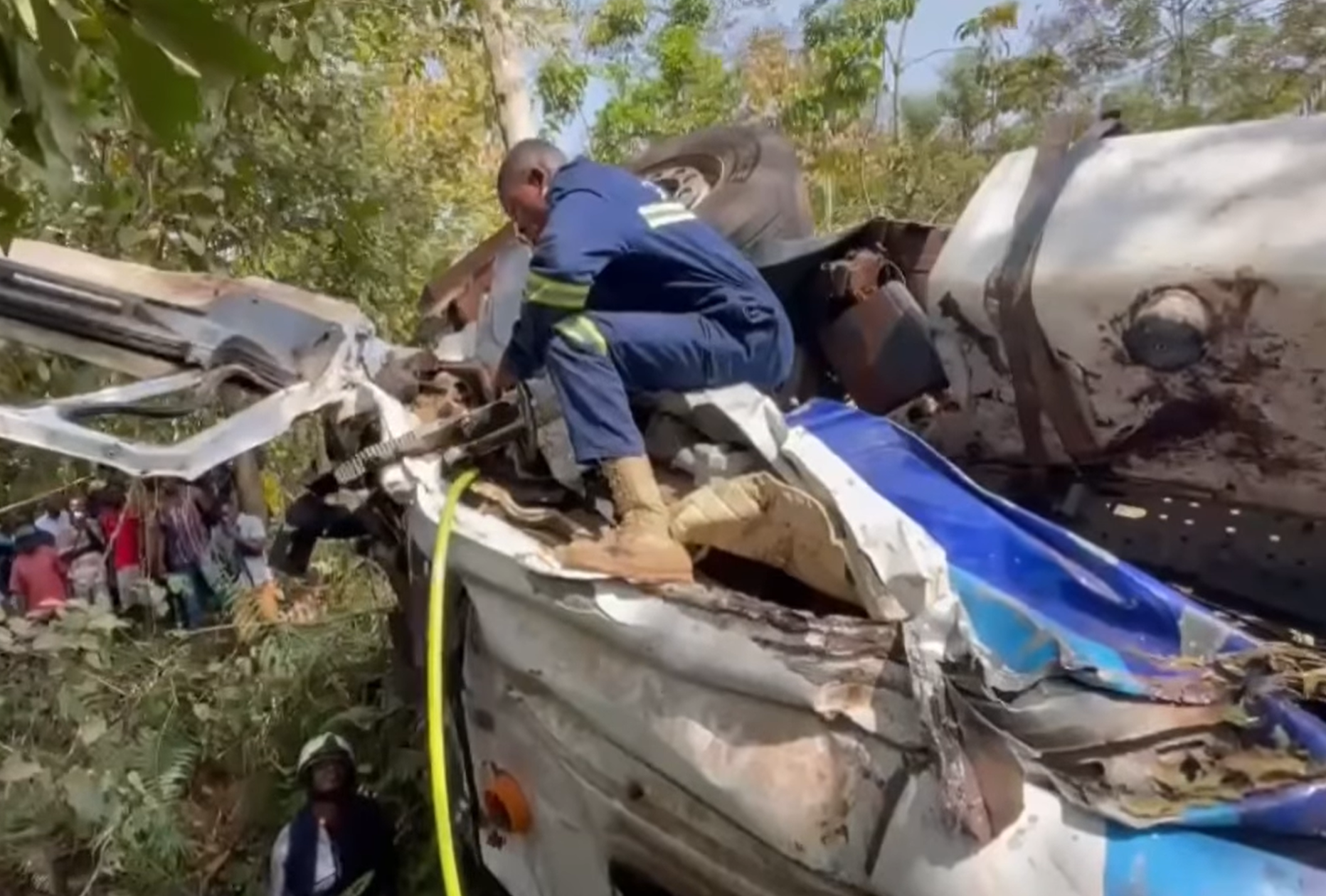 Video: GNFS saves 2 persons trapped in an overturned vehicle at Akutuase Junction