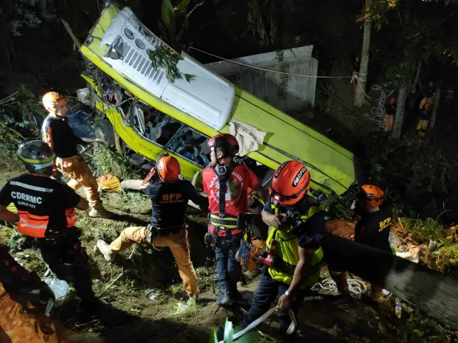 16 people killed in car accident in central Philippines