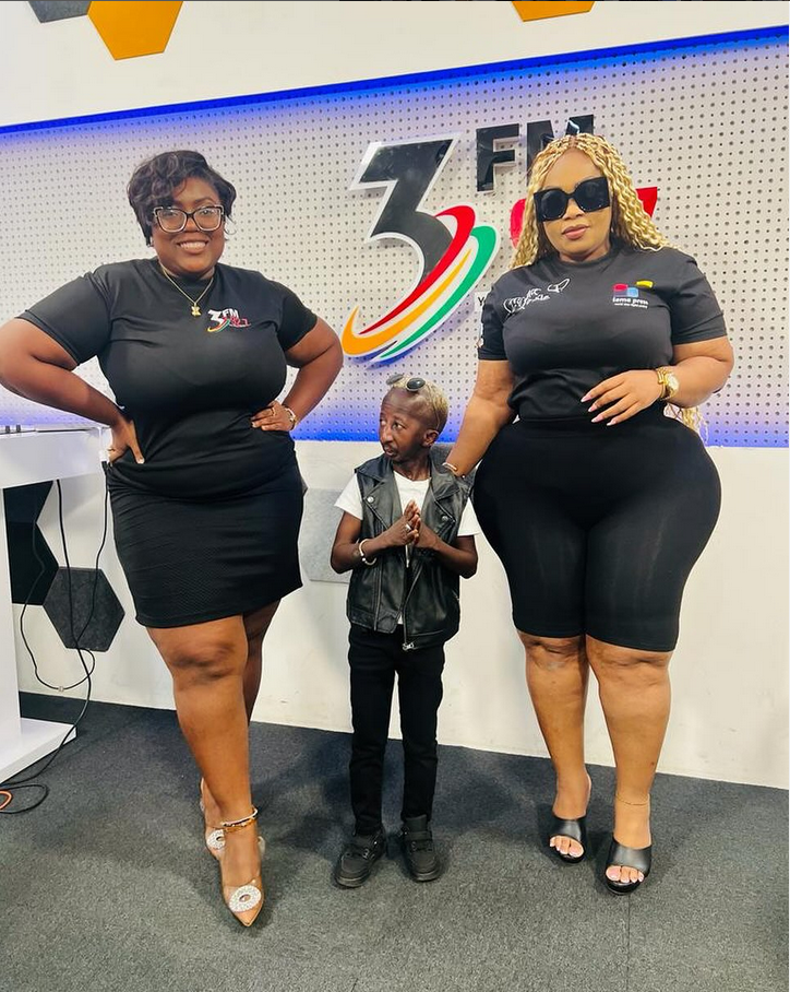 AJ Sarpong’s hips captures Grand P’s eyes despite presence of ‘heavily’ endowed girlfriend
